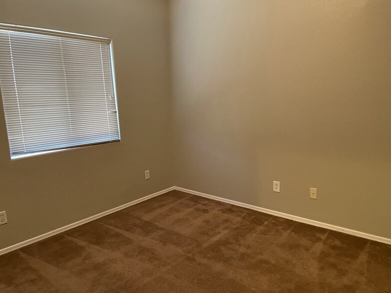 Building Photo - 14627 W Crocus Dr