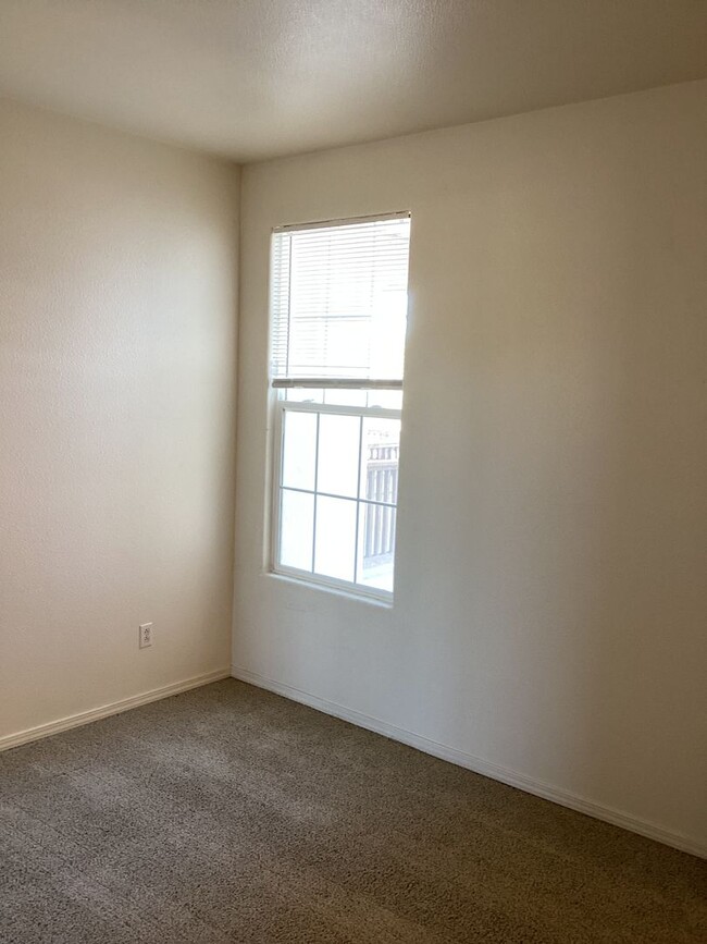 Building Photo - Upstairs Condo Located in the Oak Creek Vi...