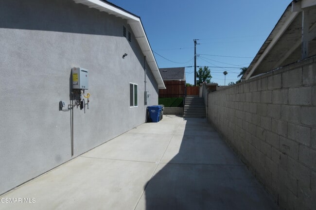 Building Photo - 936 Calle Pensamiento