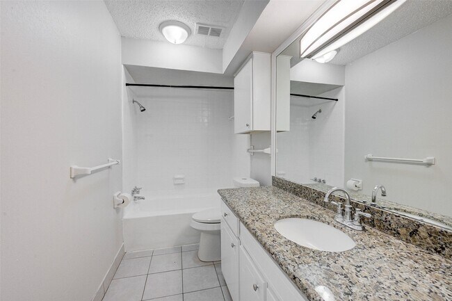 Building Photo - 7900 Westheimer Rd