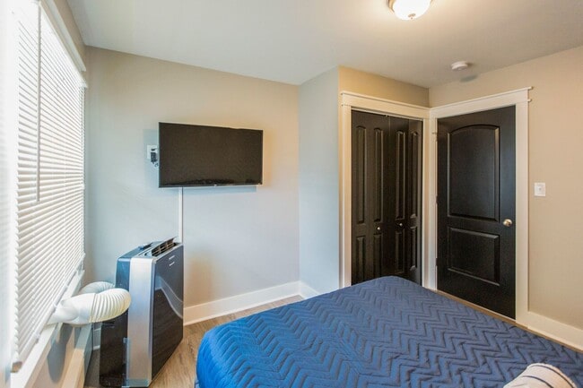 Building Photo - COMPLETELY UPDATED ROYAL OAK UNIT