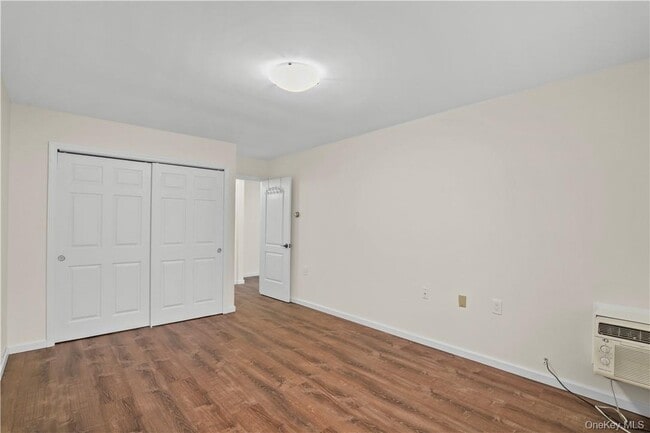 Building Photo - 305 Vista on the Lake