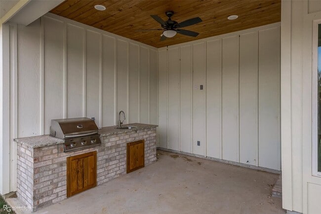 Building Photo - Modern 4 Bedroom / 3 Bath Home