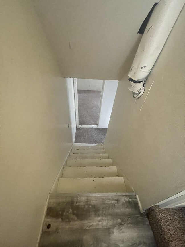 Building Photo - Two Bedroom, One and half bathroom house! ...