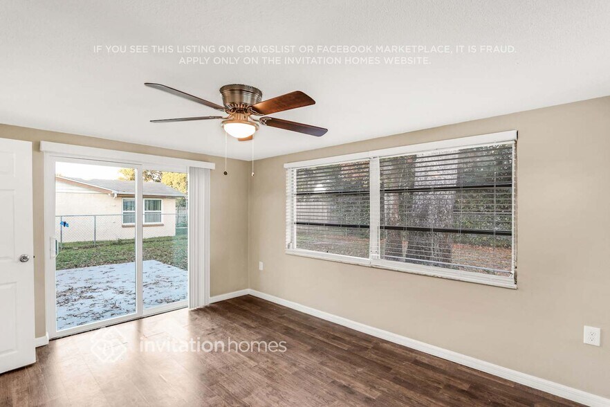 Building Photo - 9900 Lakeside Ln