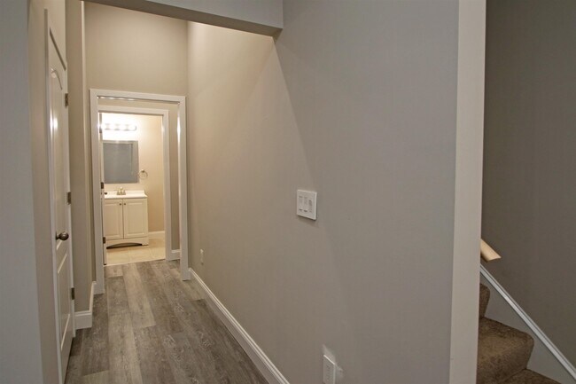 Building Photo - 2060 Willow Hill Dr