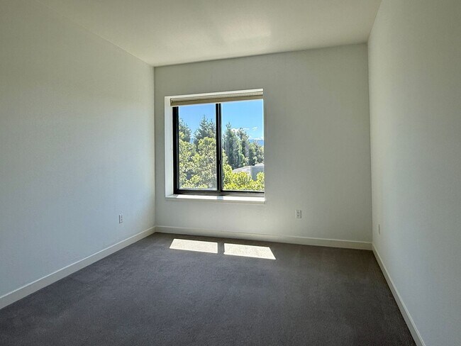 Building Photo - Spacious, Luxurious Modern 2 Bedroom, 2 Bathroom condo on the Top Floor of the Highly Desired Pla...