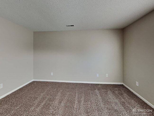 Building Photo - 2220 Lakecrest Dr