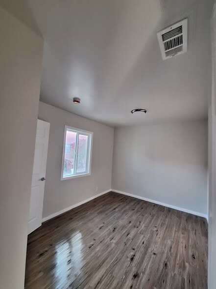 Building Photo - 1302 E Peck St