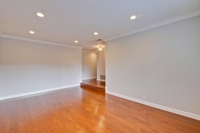 Building Photo - Warm and Inviting 3 bedroom, 2 Bath Home