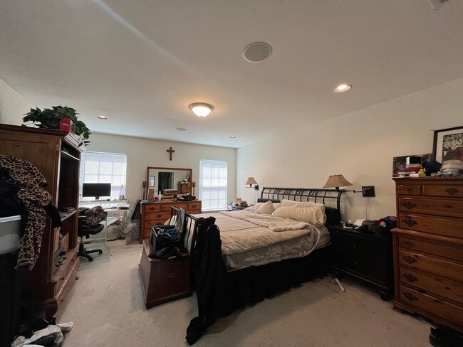 Building Photo - Stunning Upper Nazareth End Unit Townhome