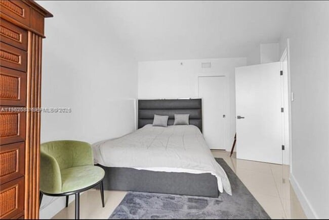 Building Photo - 1000 W Island Blvd