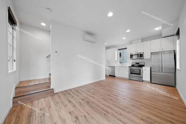 Building Photo - Light & Bright 2 Bedroom Townhome Apartment in the heart of Ladd's Addition - Pet Friendly with W...