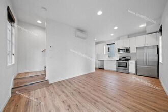 Building Photo - Modern Three-Story Townhouse in Hosford-Abernethy - W/S/G Included & Pet Friendly!