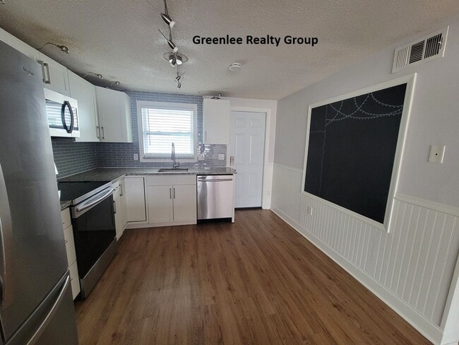 Building Photo - Walk to Downtown New Port Richey – Updated 2 Bed / 1 Bath Duplex!