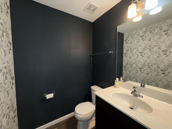 Building Photo - Beautiful 3 Bedroom / 2.5 Bath for Rent in Maryland Heights !