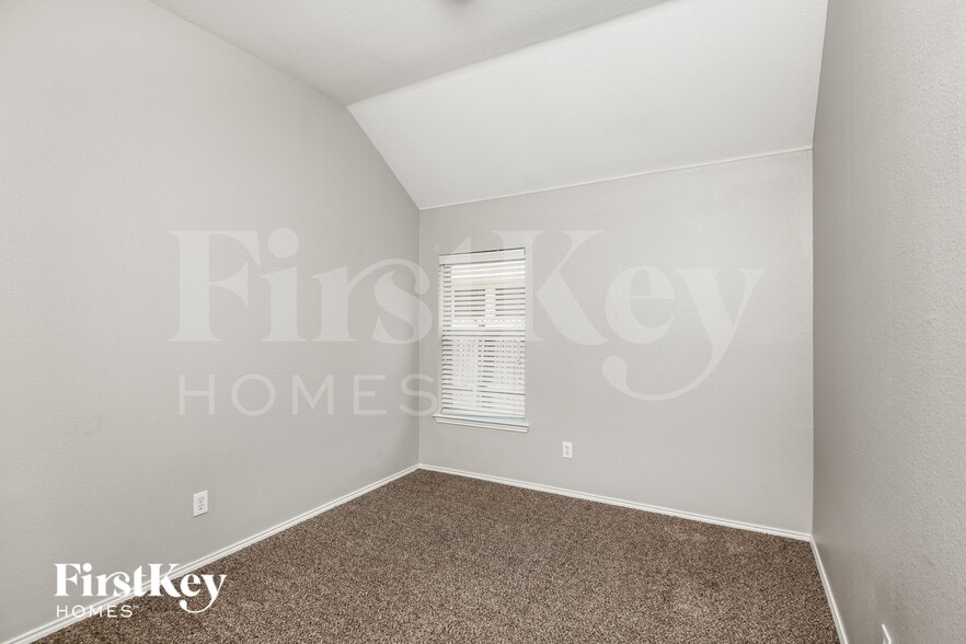 Building Photo - 423 Hackberry Dr