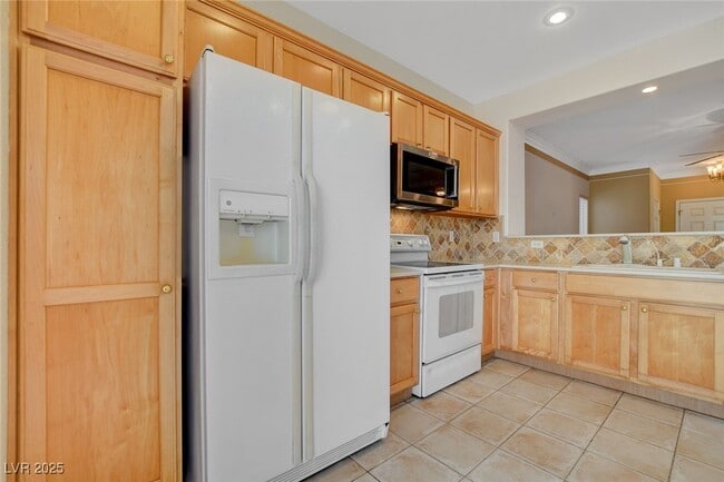 Building Photo - 576 Carmel Mesa Dr