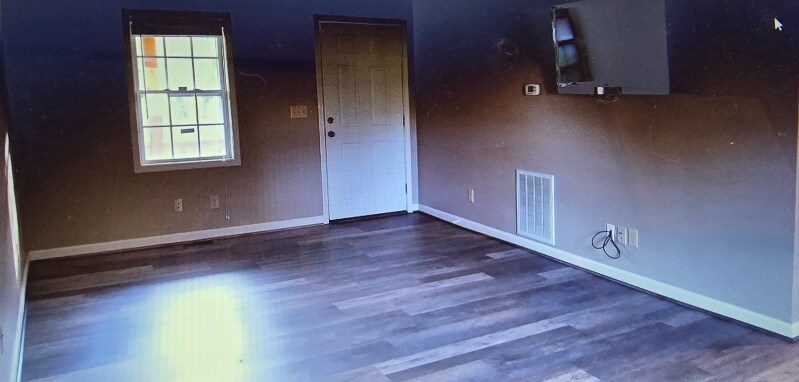 Building Photo - 2102 Kingsbury Rd