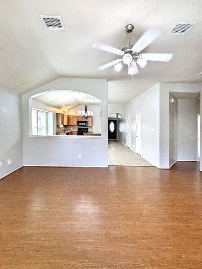 Building Photo - Spacious 3-Bedroom, 2-Bath Home with Conve...