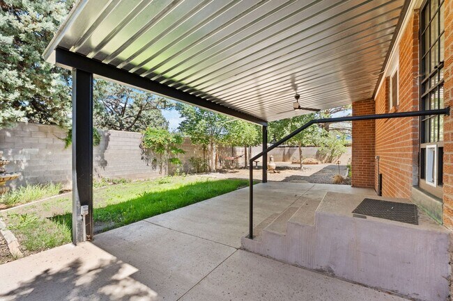 Building Photo - Large 4 Bedroom 2 Bath House