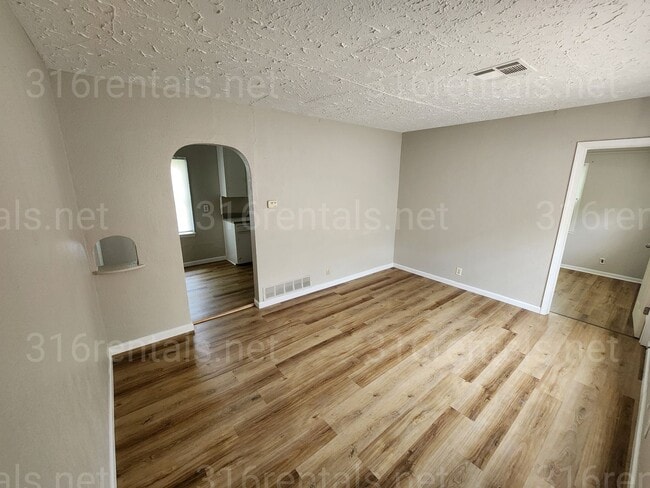Primary Photo - $995 - 3 bedroom / 1 bathroom - Single Fam...
