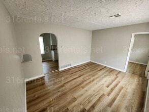 Building Photo - $895 - 3 bedroom / 1 bathroom - Single Fam...