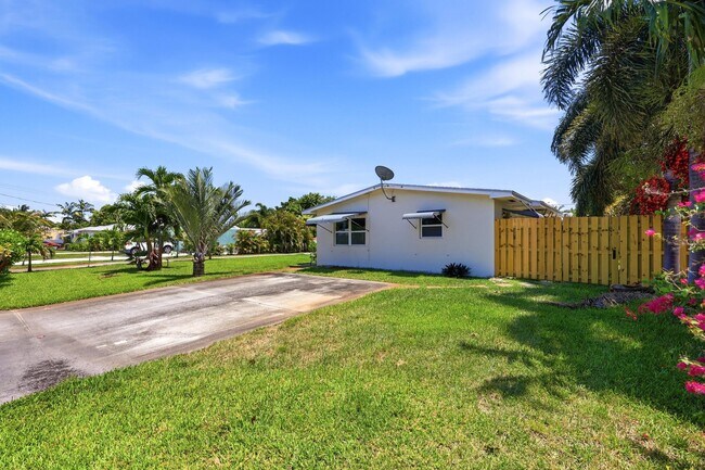 Building Photo - 2708 Hinda Rd