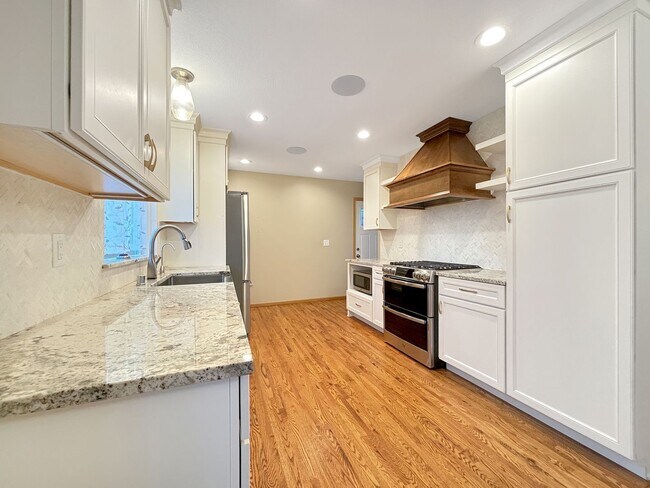 Building Photo - 303 Monroe Ave S