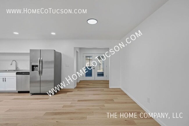 Building Photo - 7461 E Victoria Dr