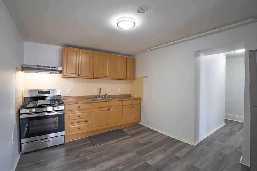 Building Photo - 120 Perry St