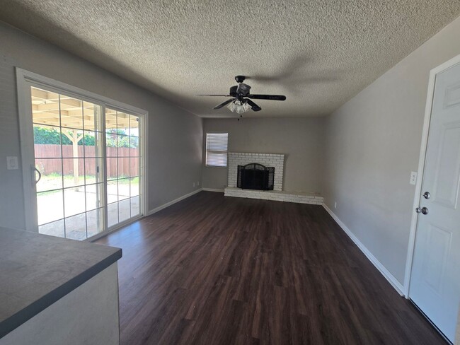 Building Photo - 3 BR 2 BA Available Now