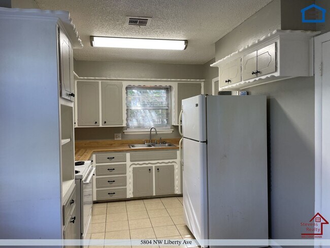 Building Photo - 5804 NW Liberty Ave