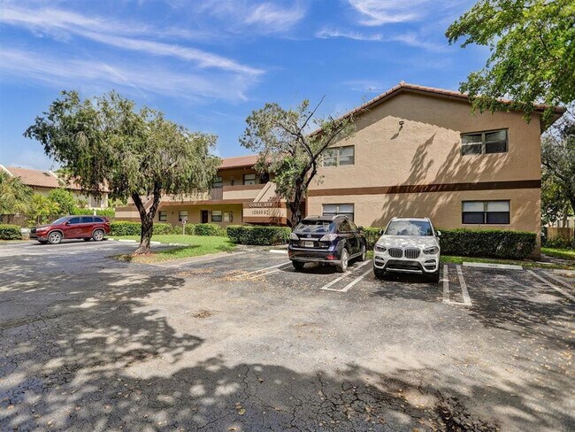 Building Photo - 10571 Royal Palm Blvd