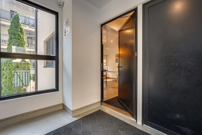 Building Photo - 930 Cove Rd