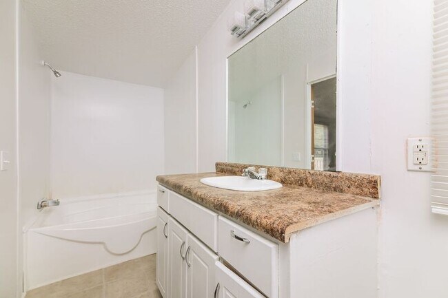 Building Photo - 2137 Coral Dr