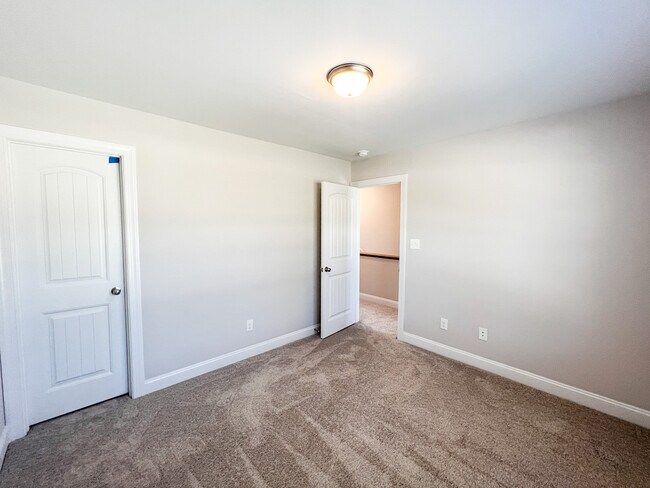 Building Photo - 172 Finch Ln