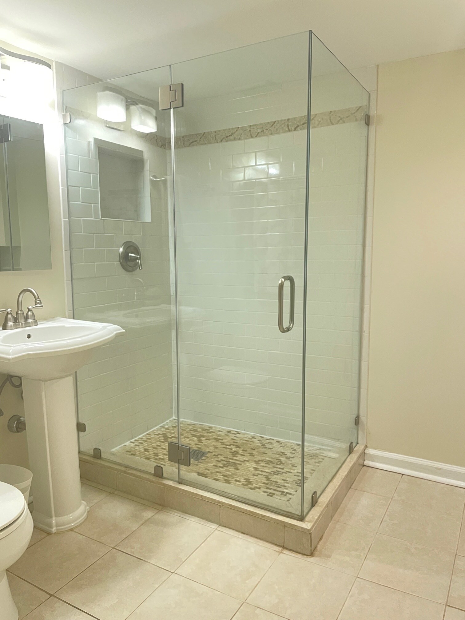 Walk-in Shower, Towels - 2502 Sanford St