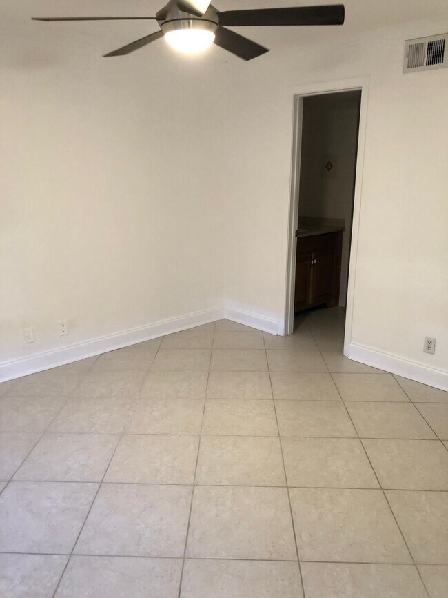 Building Photo - 21911 Lake Forest Cir