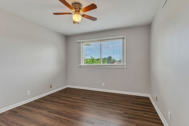 Building Photo - 2 Bedroom Unit was recently renovated.  Live walking distance from the downtown square or steps f...