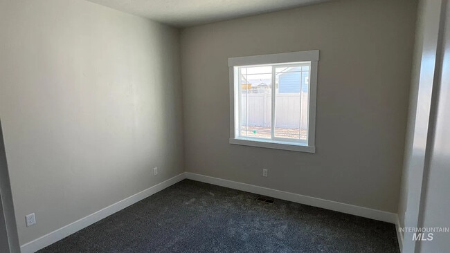 Building Photo - 1105 SW Camille Dr