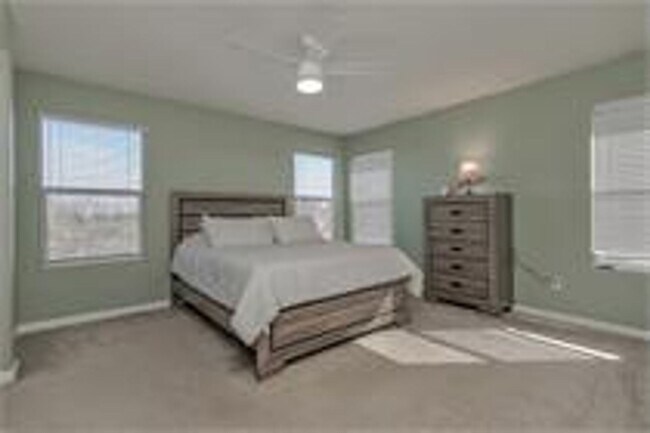 Building Photo - Stunning East Davis home available for fall move in!