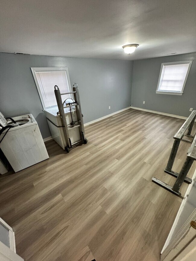 Building Photo - 3 bed house in Church Hill! Enjoy big yard, great location, hardwoods, central Ac, and laundry!