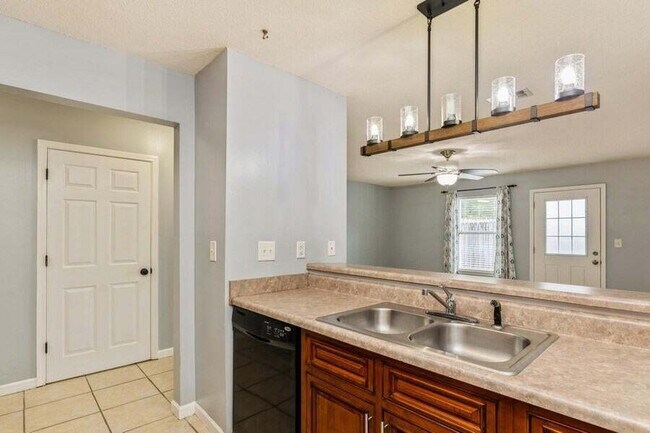 Building Photo - Exquisitely Renovated End Unit Townhome Ju...