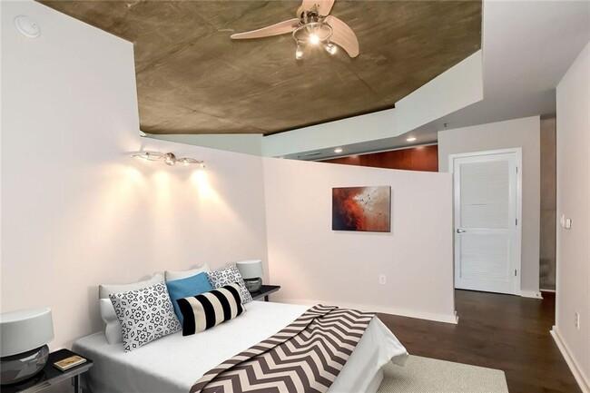 Building Photo - One bedroom condo located in heart of Buckhead!
