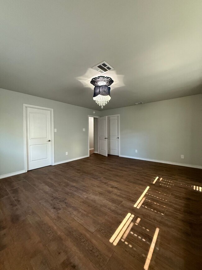 Building Photo - Beautiful modern farmhouse with 5 bedrooms...