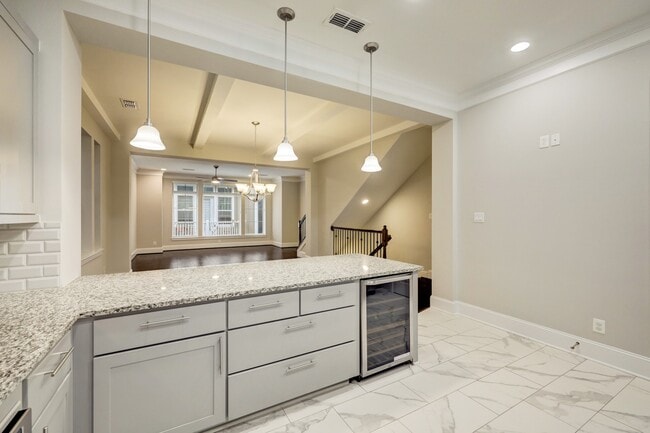 Building Photo - 726 N Shepherd Dr