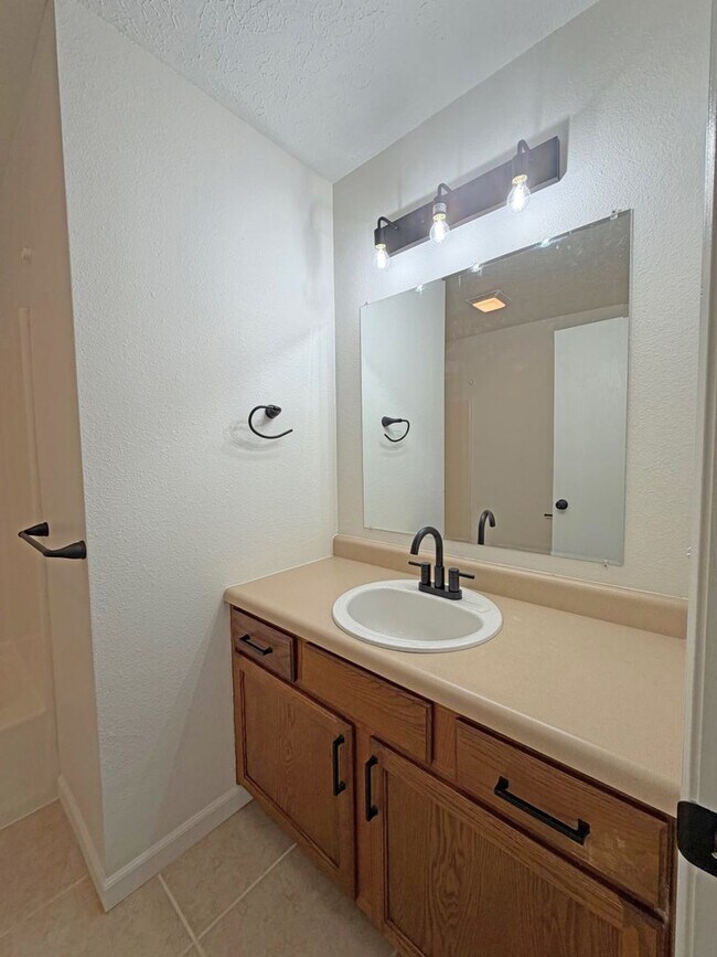 Building Photo - 4835/4837 S Glenn Duplex