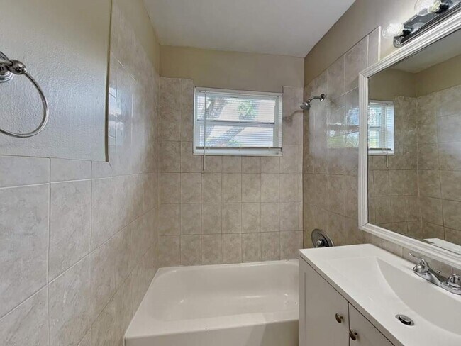 Building Photo - 1410 N 70th Terrace