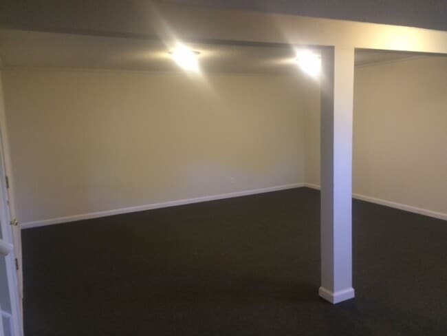 Building Photo - 3 Bed 2 Bath Home